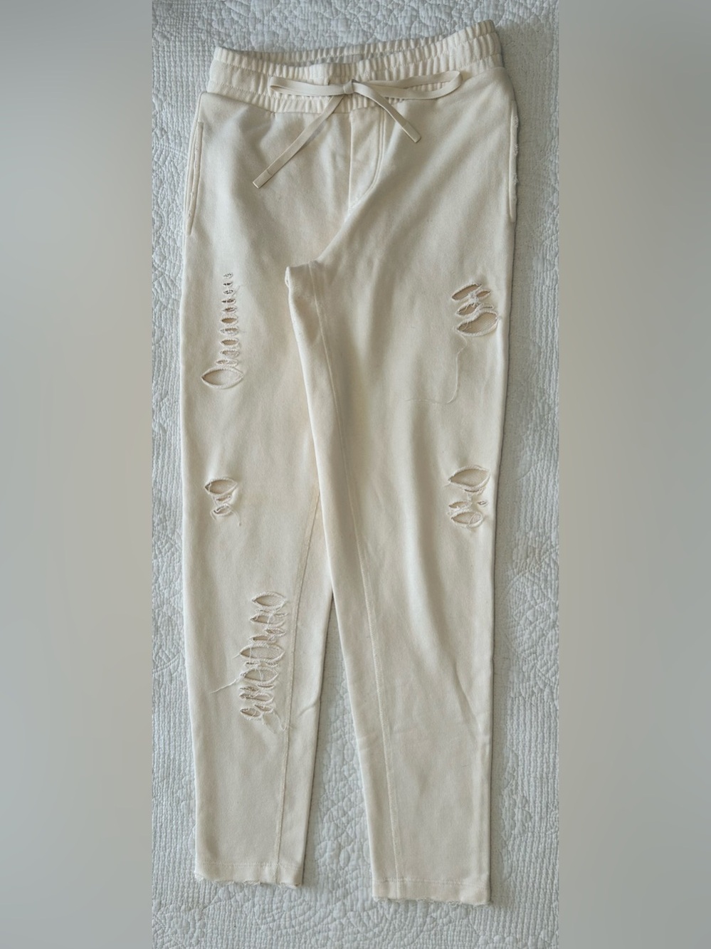 ALO Yoga Women’s Cream Distressed/ripped Sweatpants